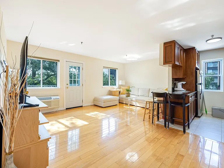 10 Palisade Ave #4C — Photo 1