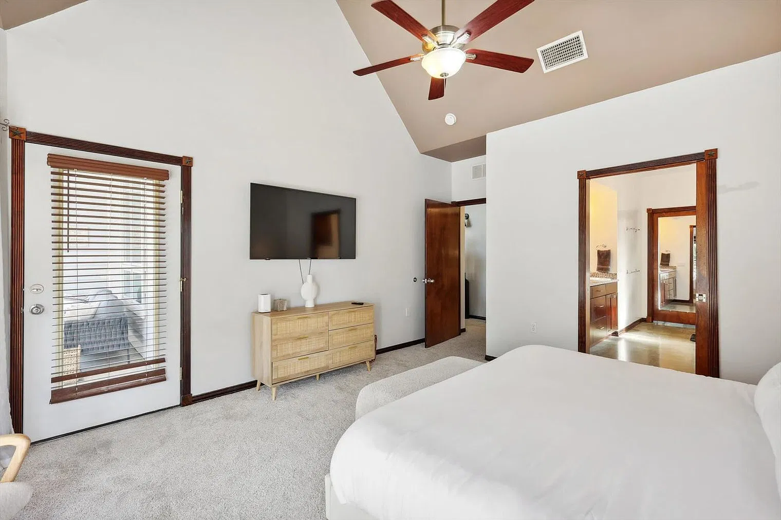 5 bed, 4.0 bath, 2841 sqft, $12,432 — Photo 4