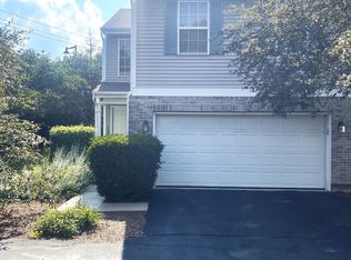 27 Colonial Ct, Streamwood, IL 60107