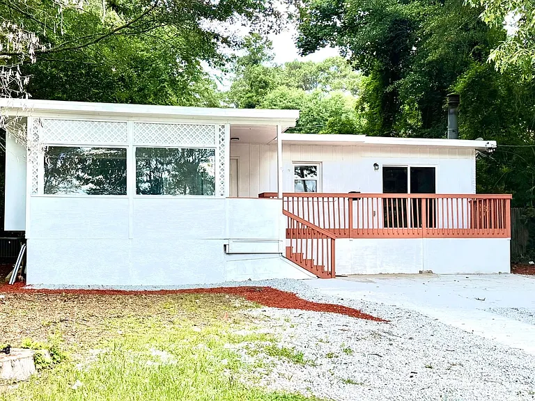 967 Lake Dr — Photo 1
