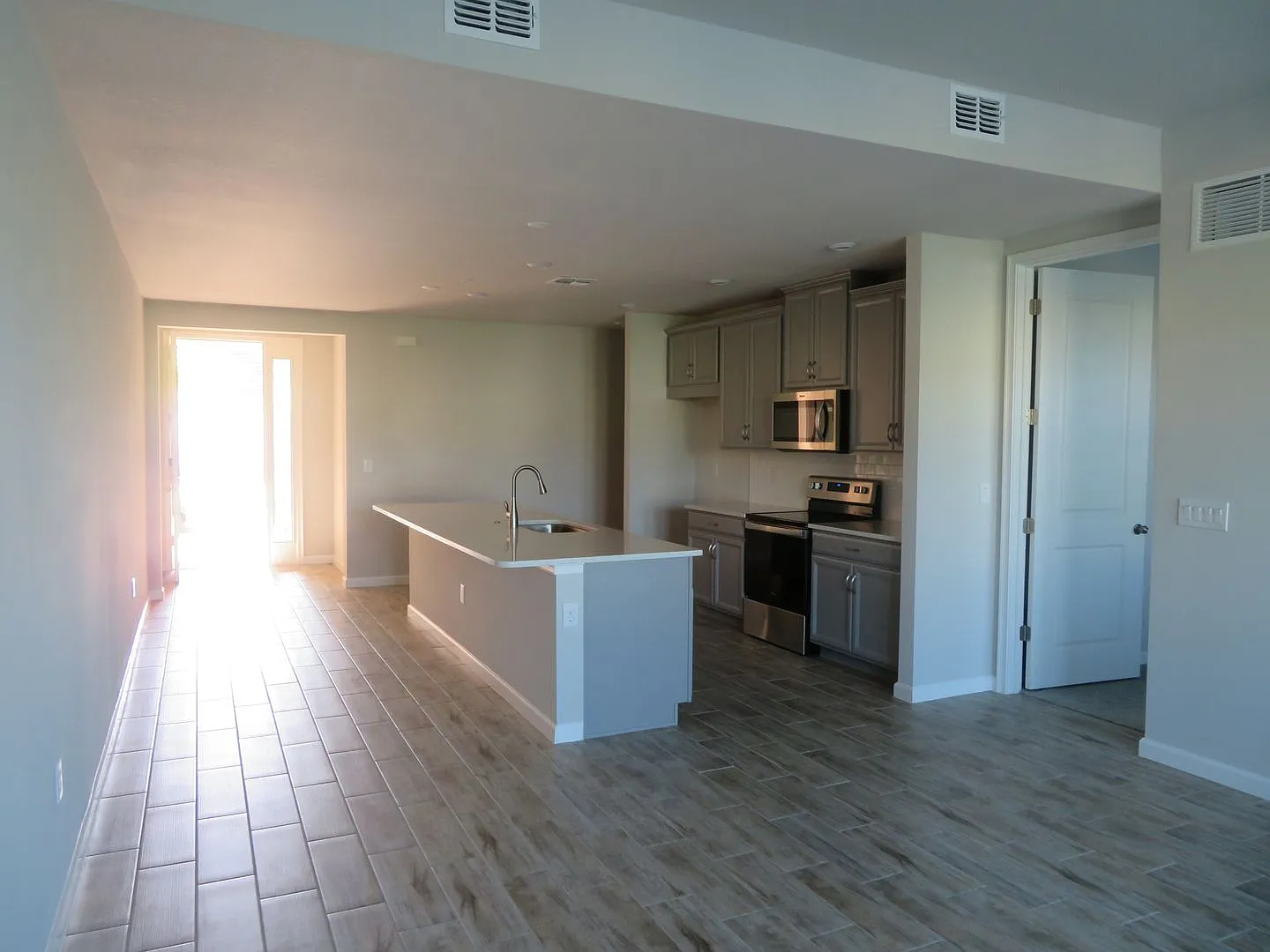 Annual Rental - 2 Bed / 2 Bath With Lake View And Attached 1 Car Garage At Arboretum — Photo 2