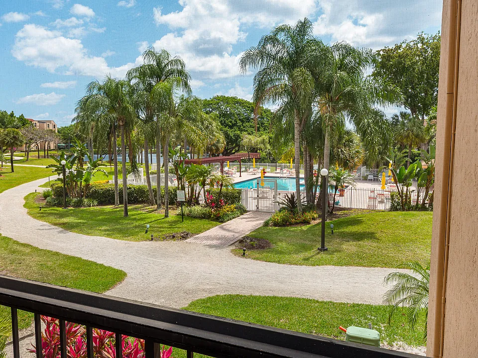 2255 Lindell Blvd #4207