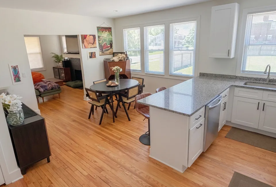 Same dining/kitchen area, from different angle.