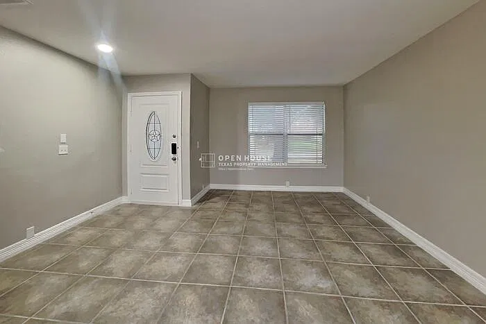 4 bed, 2.5 bath, 2520 sqft, $2,350 — Photo 3