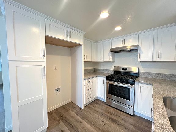 5th image of 8711 Moody St APT 1
