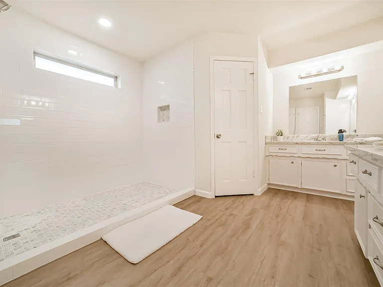 1011 Baltic Ln — Photo 28