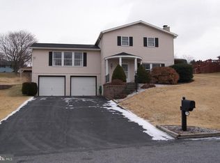 33 Warwick Dr, Chambersburg, PA 17201