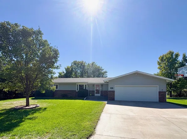 105 W Chestnut St, Moundridge, KS 67107
