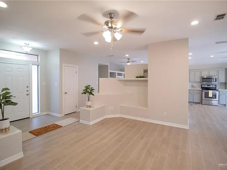 2202 Morning Ln — Photo 3