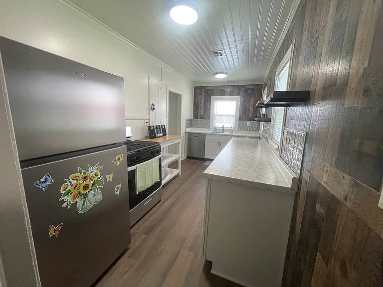 314 W College St — Photo 12