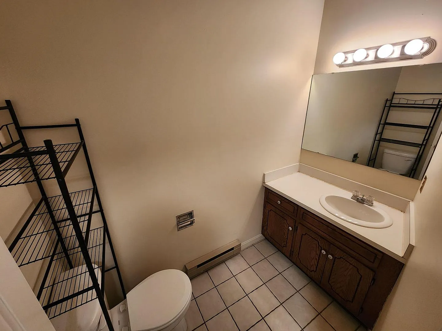 Stunningly Remodeled Townhouse In Fantastic Neighborhood — Photo 3