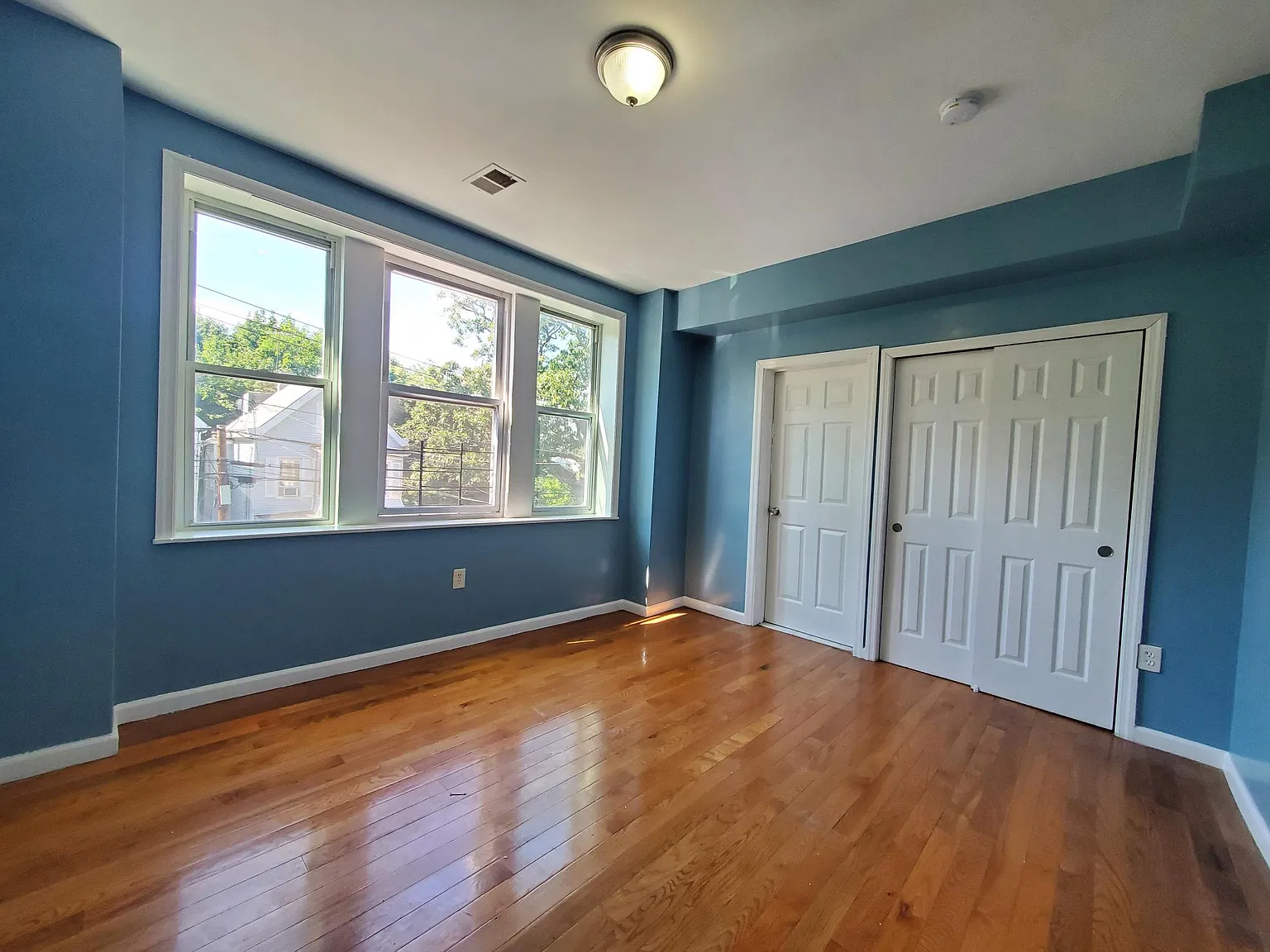 3 bed, 1000 sqft, $2,200 — Photo 3