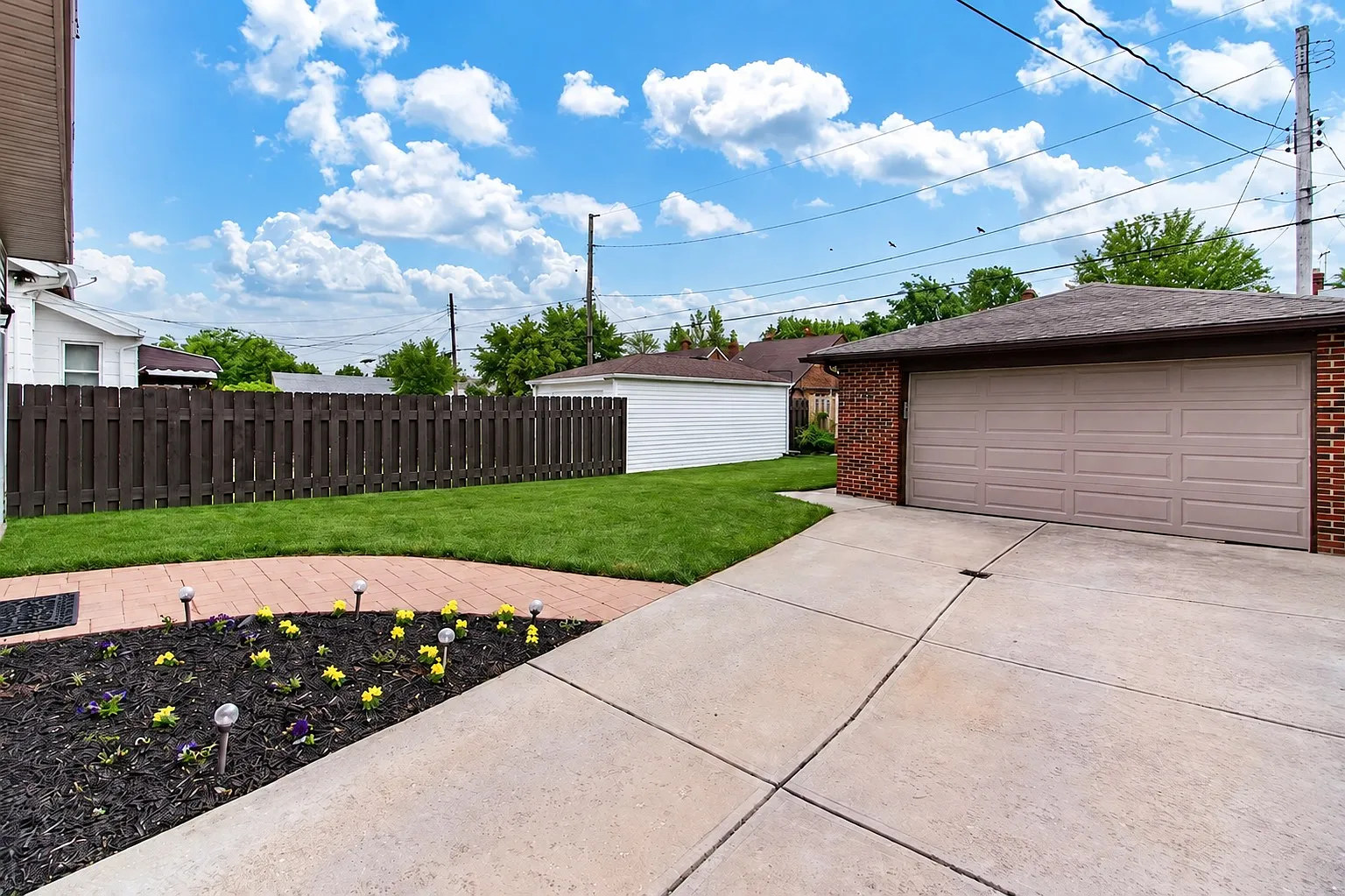 3 bed, 2.5 bath, 2400 sqft, $2,500 — Photo 2