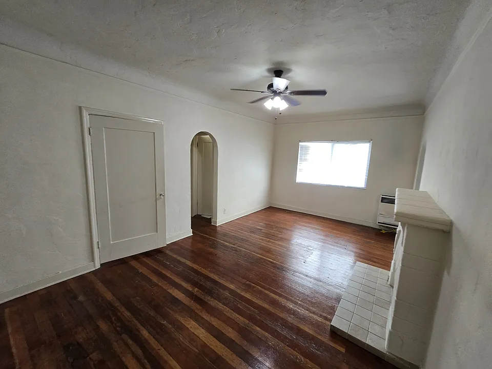 642 S Cochran Ave #104