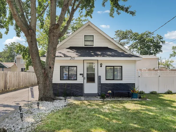 205 Shadydell Ave, Mundelein, IL 60060