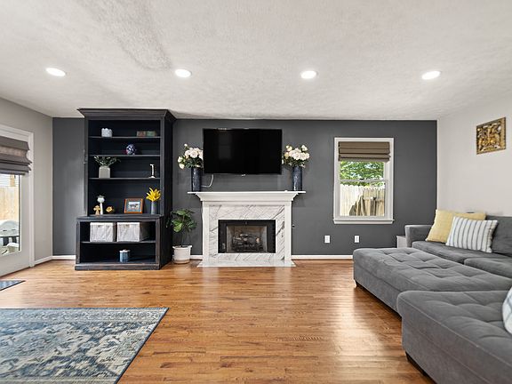 2nd image of 285 Rosemont Gdn APT C
