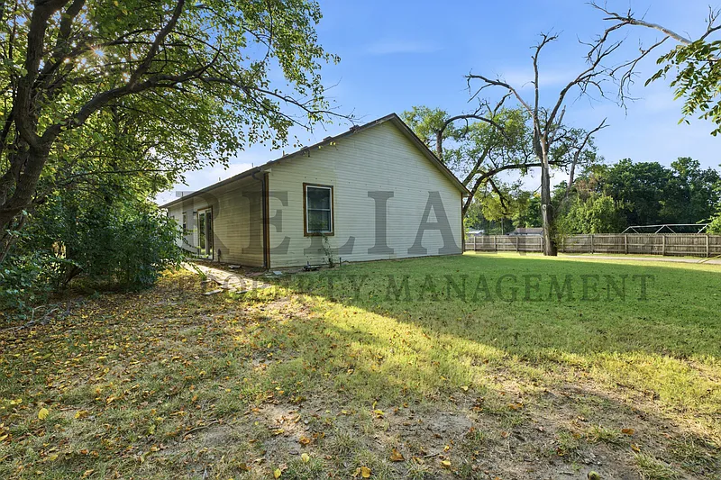 3 bed, 2.0 bath, 1344 sqft, $1,495 — Photo 4