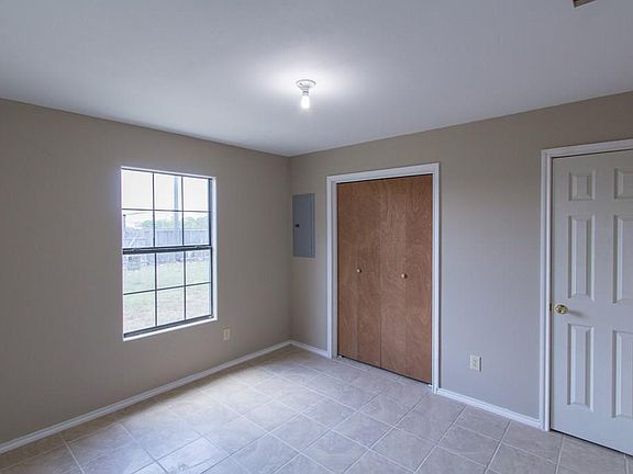 3rd image of 613 Longoria St