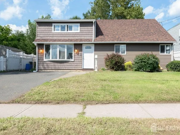82 Markowitz St, Carteret, NJ 07008