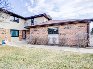 8147 S Forest Hills Cir, Franklin, WI 53132