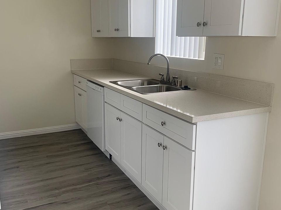 1st image of 13855 Oxnard St #30