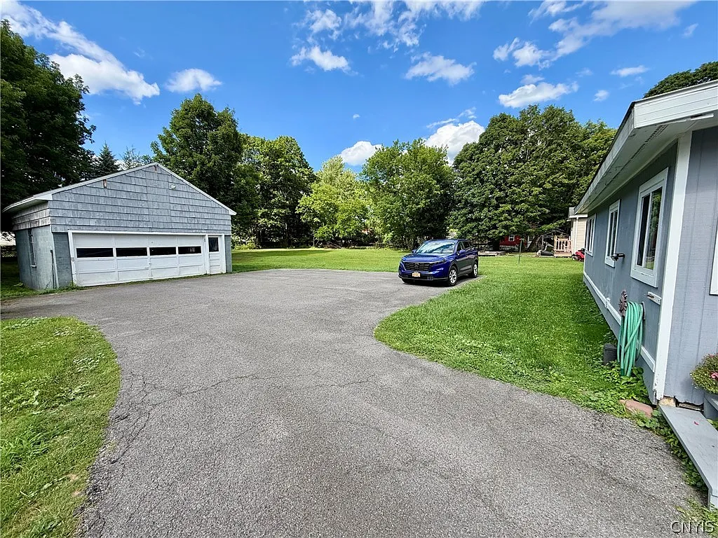 2 bed, 1.0 bath, 1220 sqft, $1,400 — Photo 3