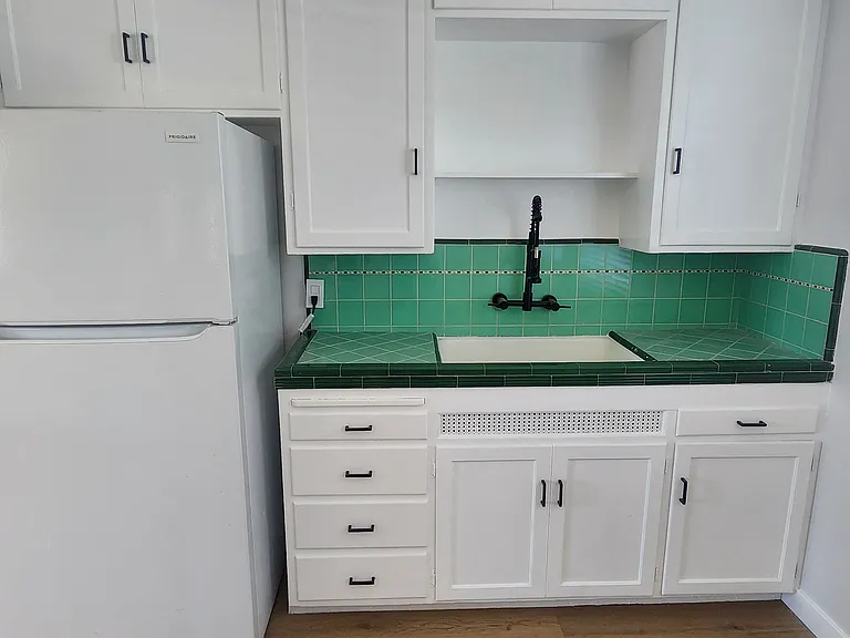 565 Flower St — Photo 8