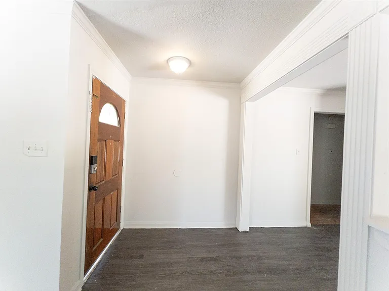 814 Eastlake St — Photo 5