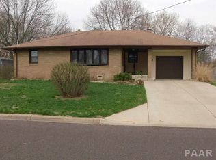 43 Rainbow Dr, Pekin, IL 61554