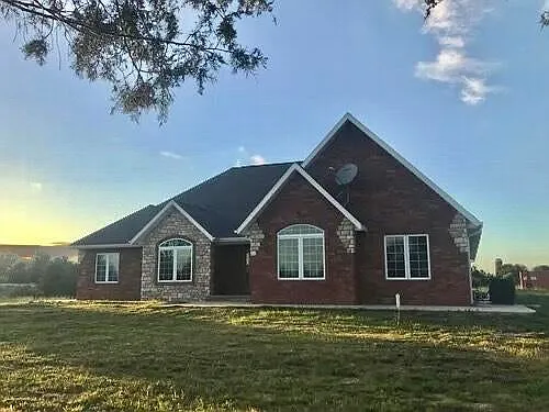 4 bed, 4700 sqft, $3,000 — Photo 1
