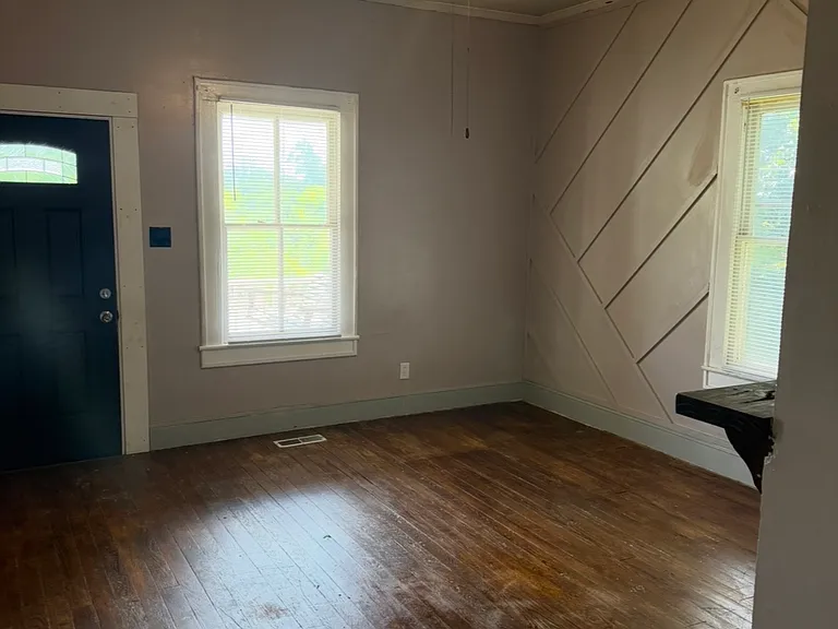 211 Hawkins St — Photo 2