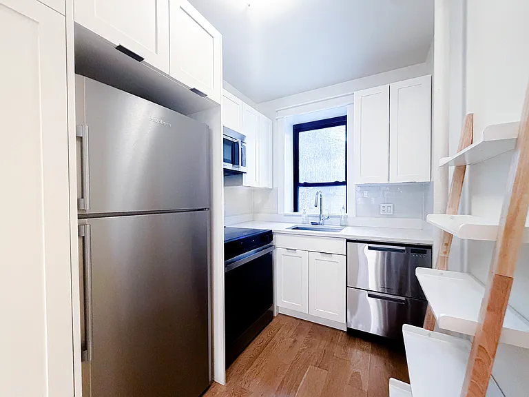342 W 21st St #1D — Photo 4