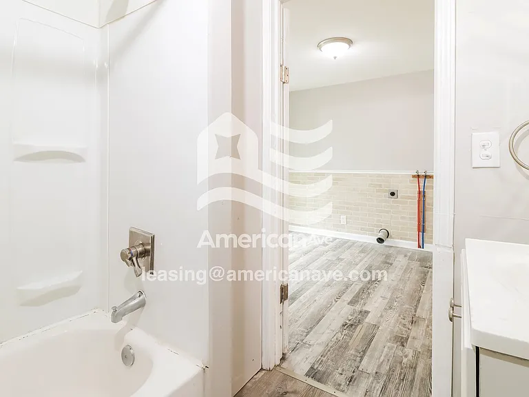 1559191_010_main_bathroom_11.jpg