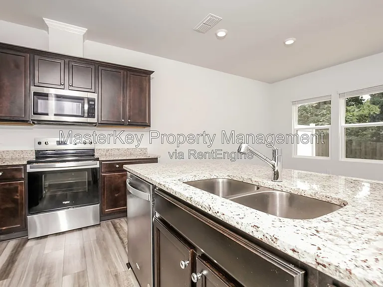 804 McKenzie Park Ter — Photo 5