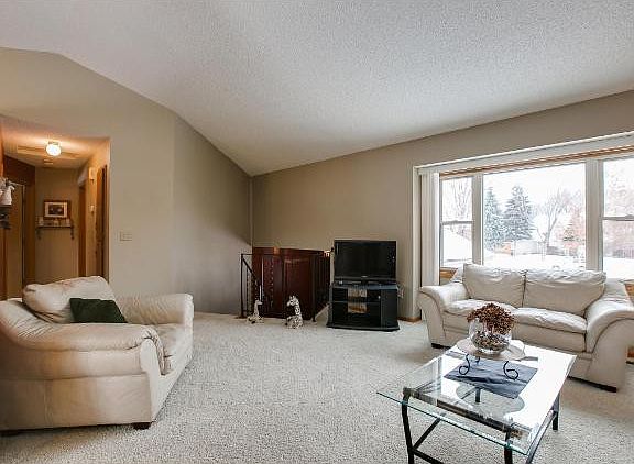 4th image of 894 Woodgate Dr