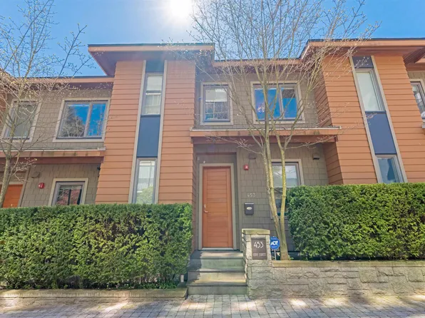 453 13th St, West Vancouver, BC V7T 2N7