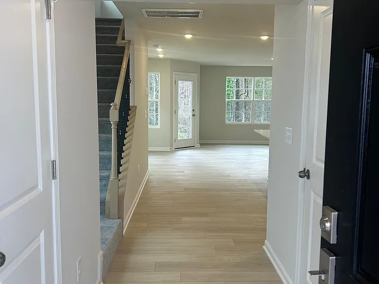 907 Powder Creek Dr — Photo 2