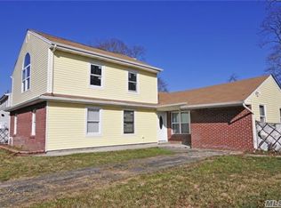 41 Pembrooke Ct, Bay Shore, NY 11706