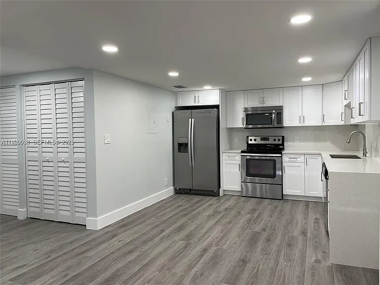 4725 SW 62nd Ave #103 — Photo 2