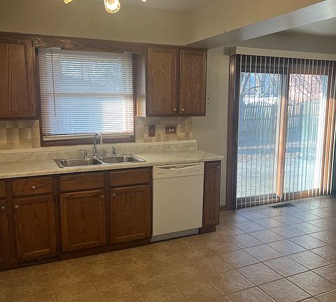 4th image of 3192 N Meadow Ln