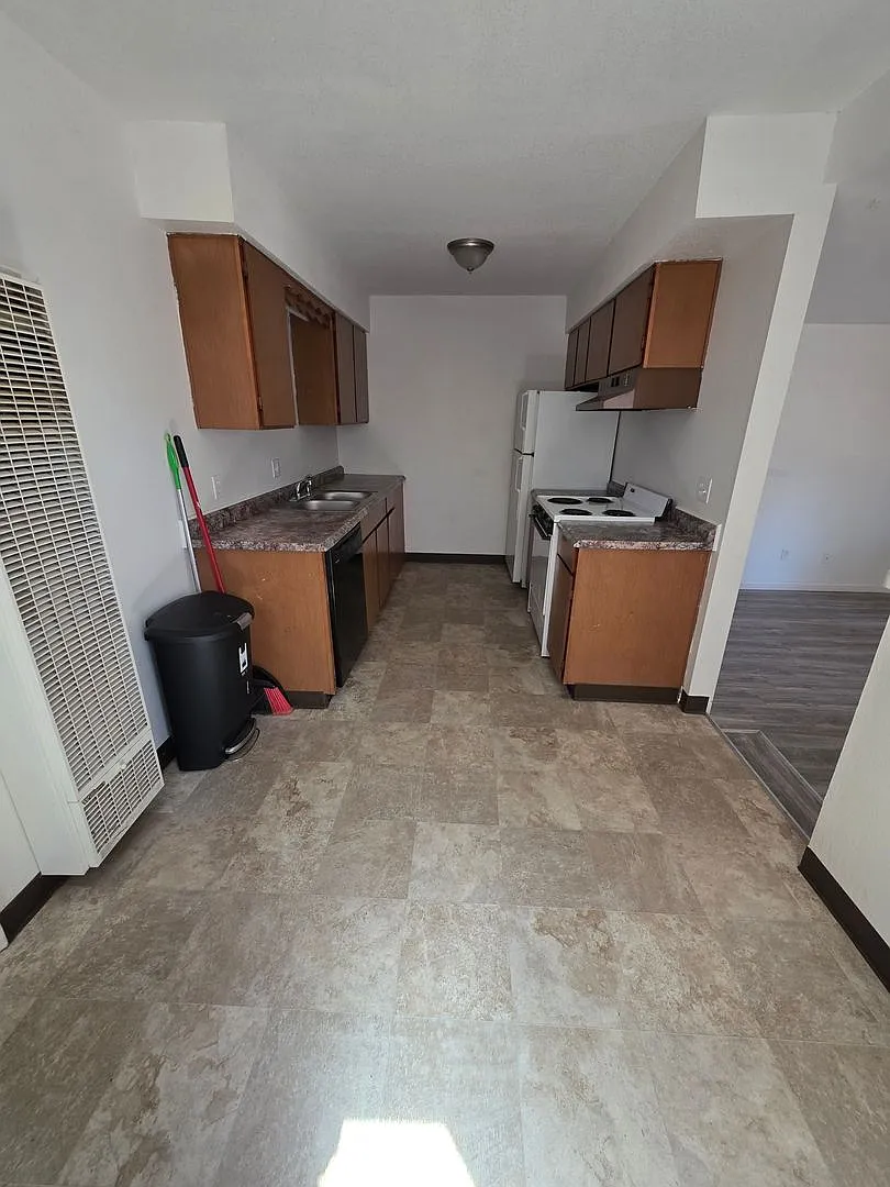 GL970-Glorene Apartments — Photo 3