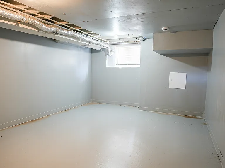 2630 E Monument St — Photo 14