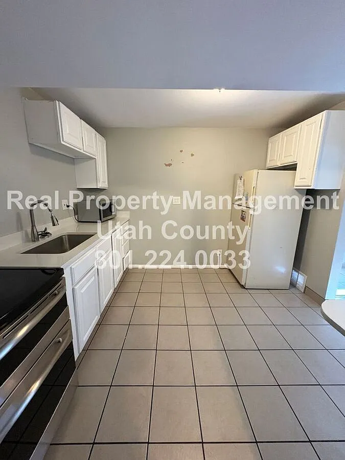 $500 Off First Months Rent! Pet Friendly Orem Duplex — Photo 2