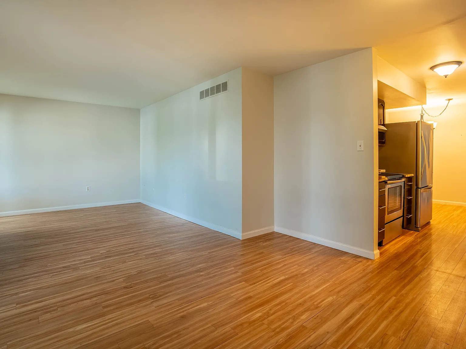 2 bed, 1.5 bath, 1400 sqft, $1,645 — Photo 3