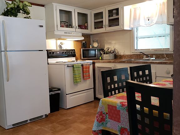 Cute kitchen all appliances stay