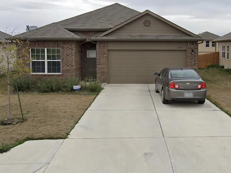 1009 Gaelic Dr — Photo 2