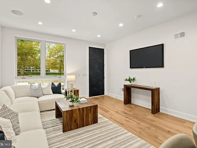 2403 Grays Ferry Ave — Photo 2