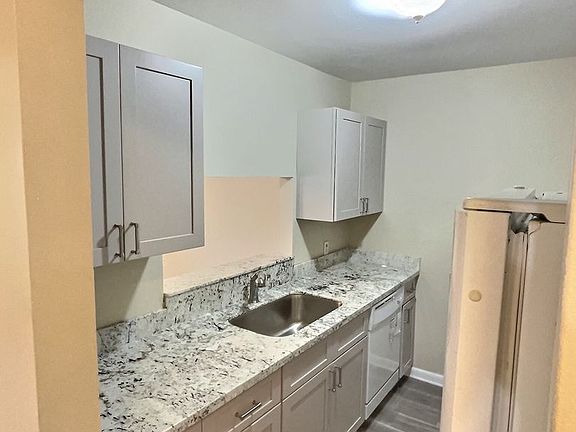 3rd image of 211 Eastland Blvd #B