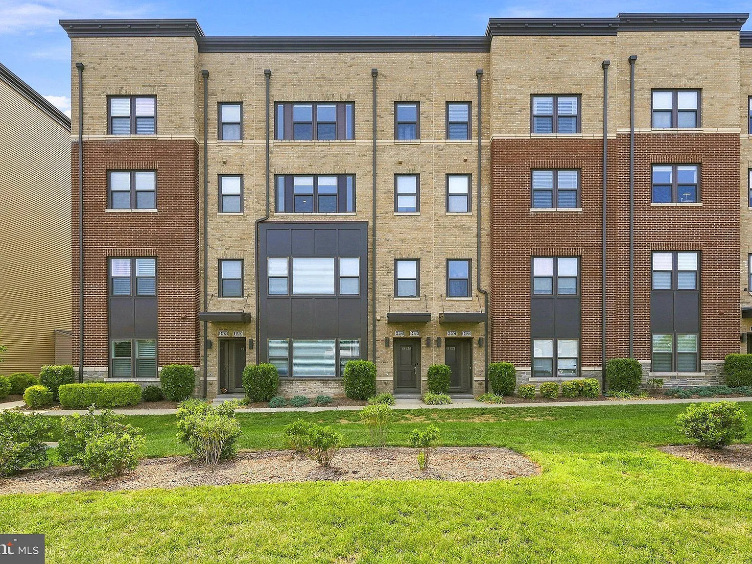 Sm One Loudoun Condo — Photo 1