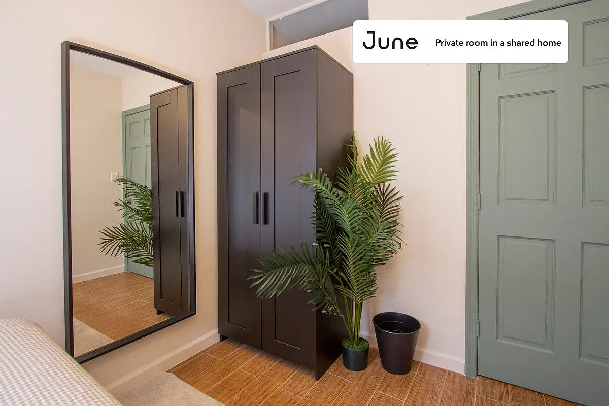 Full bedroom in 3 bed/1 bath home in Chinatown #262 C — Photo 3